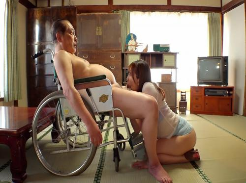 Con trai thuê bảo mẫu về chăm sóc hạnh phúc cho bố tuổi già