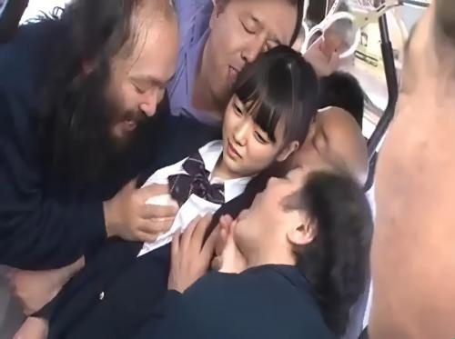 Em nữ sinh đi tàu một mình và cái kết