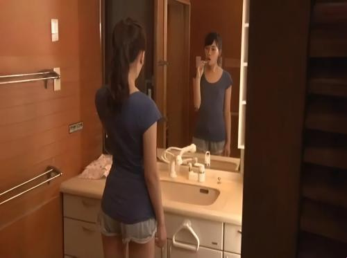 隣の部屋の妹はブラジャーを着るのが好きではありません。