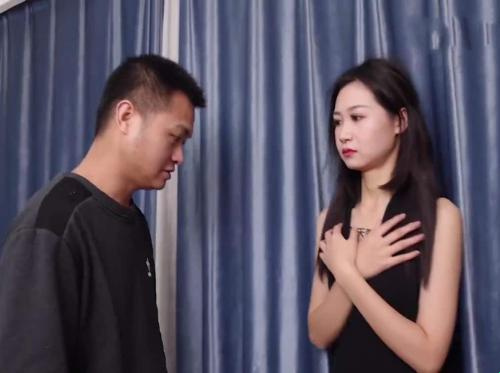 Dengan membaiki komputer, dia membantu isteri jiran dan kemudian merogolnya.