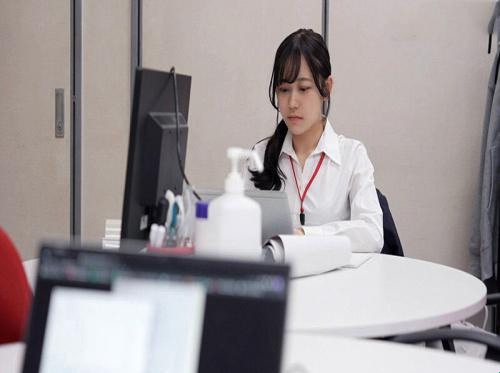 Tăng ca cùng em đồng nghiệp dễ thương