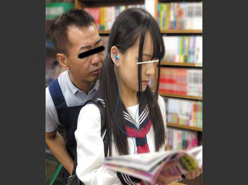 Fucking a schoolgirl sa paaralan library nang walang ungol malakas