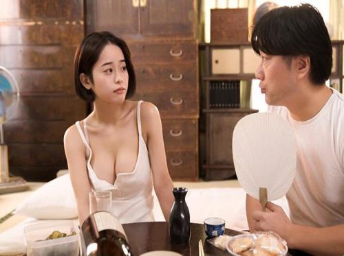 Rủ cô bạn thân thời thơ ấu chơi trò vợ chồng