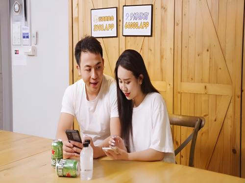 Bercinta dengan adik perempuan adalah pramugari yang cantik.