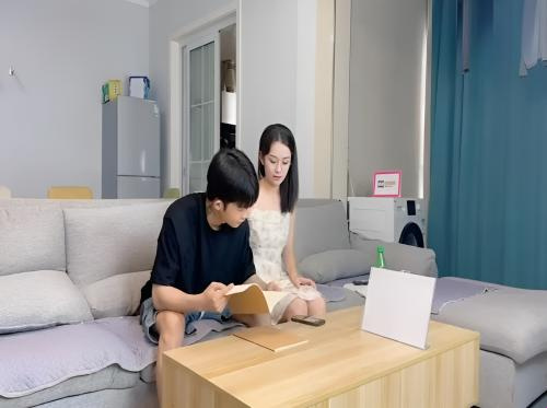 Đọc sách cũng không yên với chị dâu