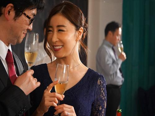 Anh chồng bất lực nhìn vợ mình đụ nhau với người khác