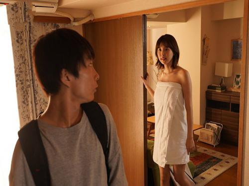 Follando el coño caliente de su amante, la hermana Tsukasa Aoi