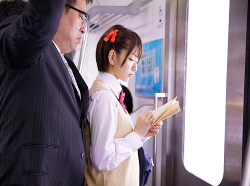 Em nữ sinh trên tàu điện ngầm