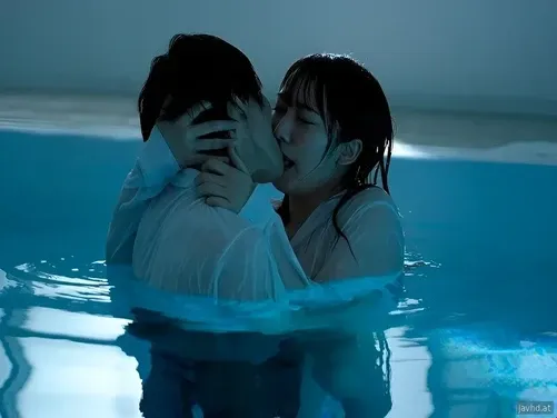 Natigil sa pool kasama ang isang malalaswang batang babae
