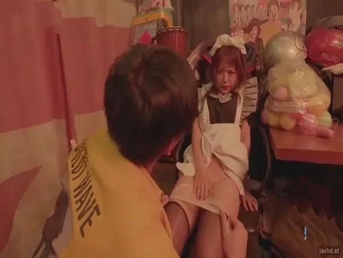 동료가 매춘부로 일하는 것을 발견한 청년이 그녀를 이용해 협박했다.