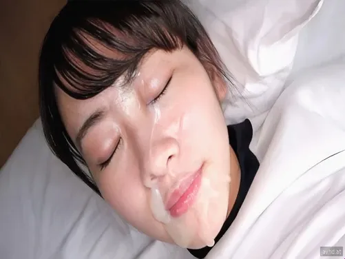 射精在淫蕩女學生的臉上