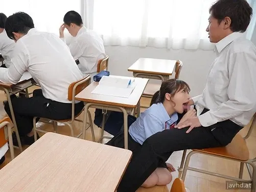 Kekasih saya yang nakal ingin bercinta di dalam kelas