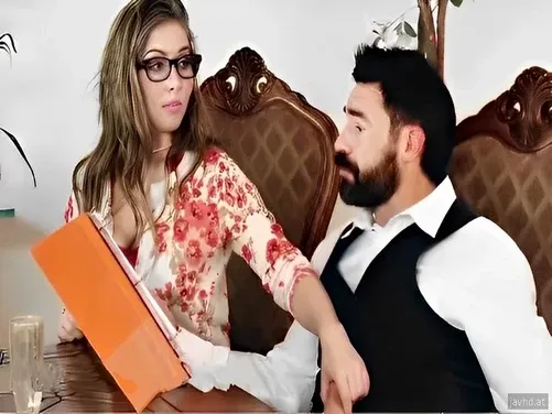 La ragazza d'ufficio ha fatto sesso con il suo capo proprio sul posto di lavoro.
