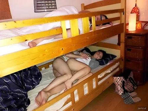 Meniduri saudara perempuan kekasihmu saat tidur...