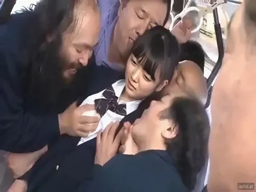 Uma estudante do sexo feminino viaja de trem sozinha e o resultado.