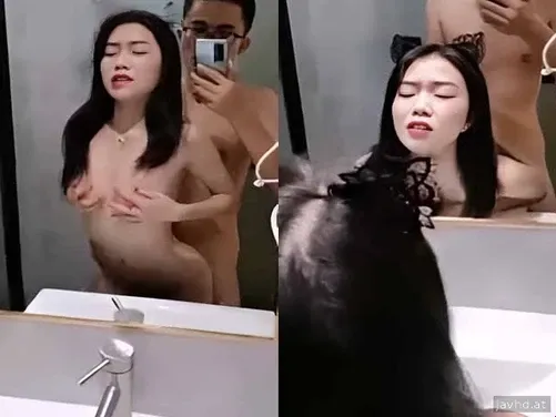Bayi gula sedang mencuci mukanya apabila dia bercinta