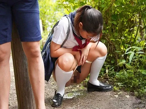 Dua pria berkemah merayu gadis-gadis cantik yang baru saja kembali dari sekolah