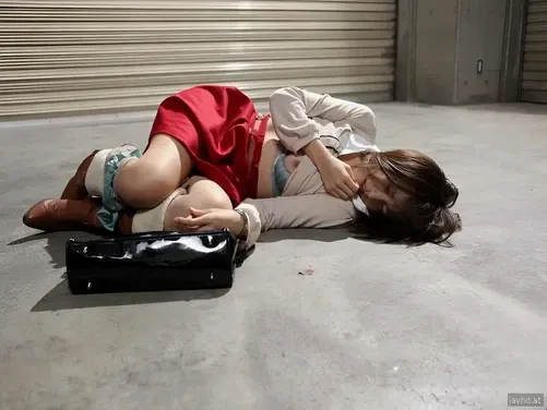 Pemerkosaan saudara perempuan cantik di kereta bawah tanah