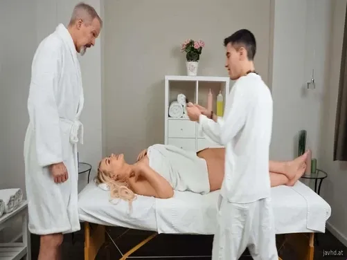 Massagem para a prostituta do patrão