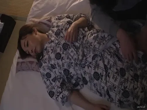 แอบเข้าไปในห้องกลางดึกเพื่อข่มขืนแม่สามีของเขา