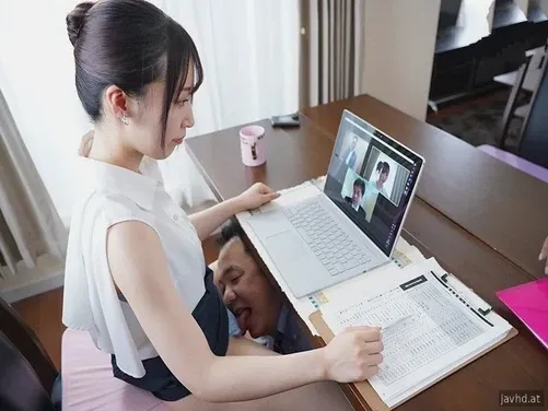 La supérieure Mai Shiomi est satisfaite par ses employés.