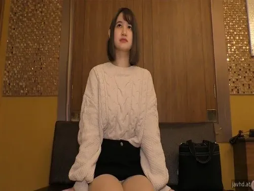Il supereroe mascherato controlla la bellissima ragazza del settore, ma è un po' ingenua.